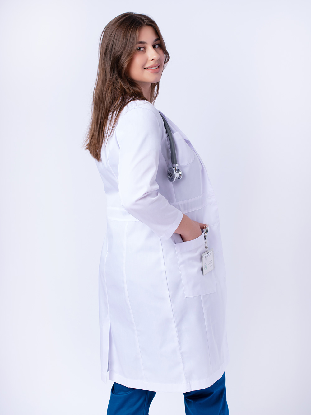 халат-медицинский-женский-с-карманами-на-пуговицах-доктор-стиль-белый-4