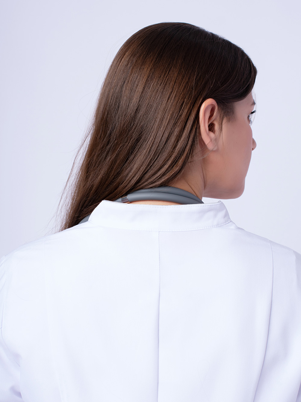 халат-медицинский-женский-досктор-стиль-белый-с-карманами-на-клёпках-8