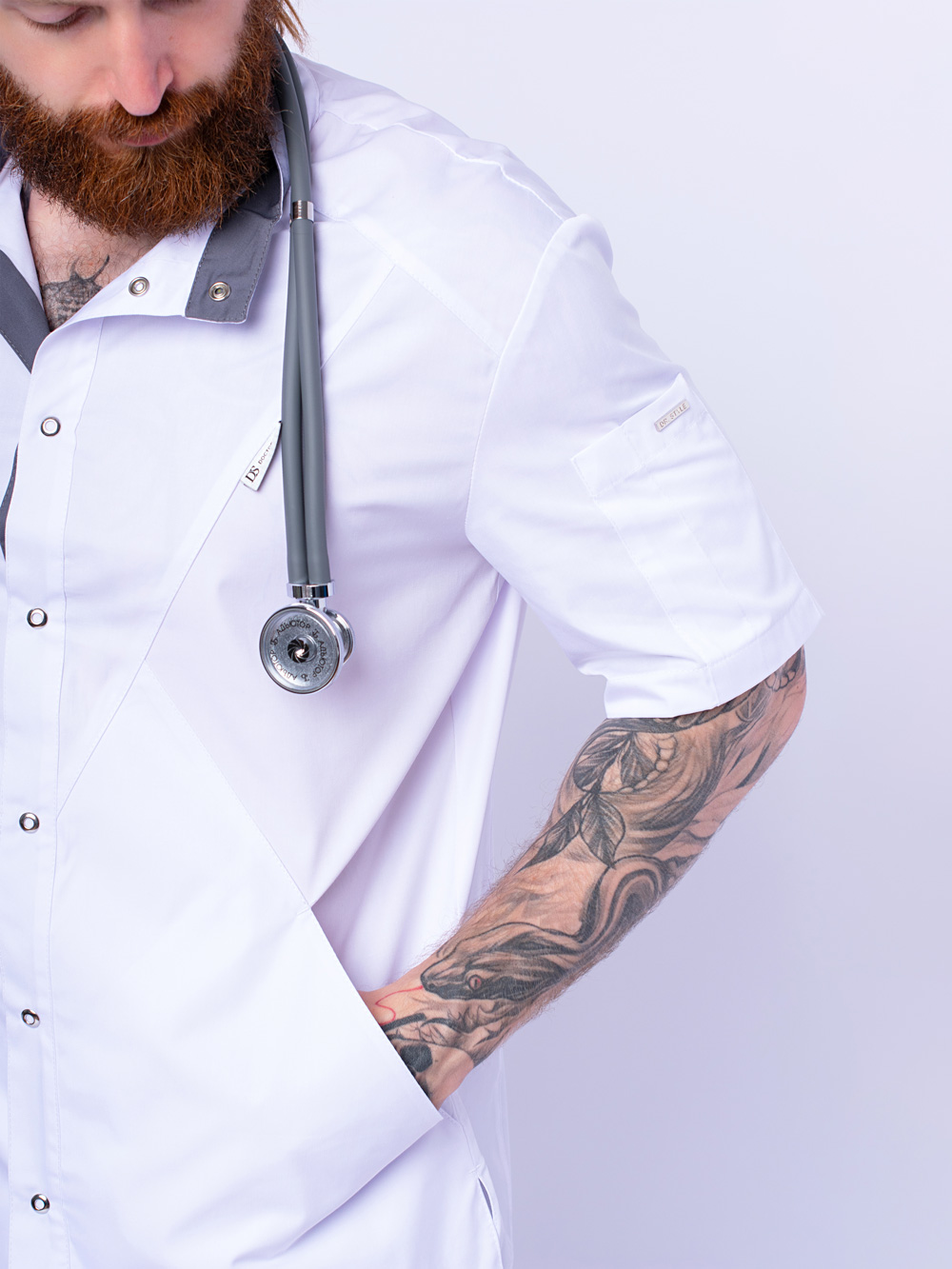 блуза-медицинская-рубашка-белая-мужская-на-клепках-доктор-стиль-2