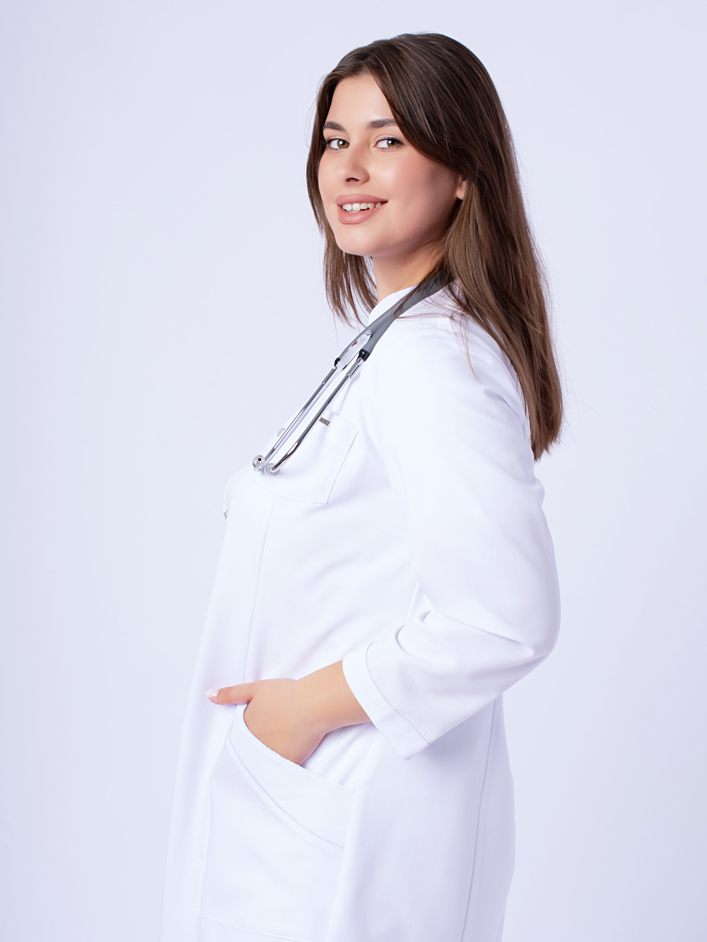 халат-медицинский-женский-досктор-стиль-белый-с-карманами-на-клёпках-4