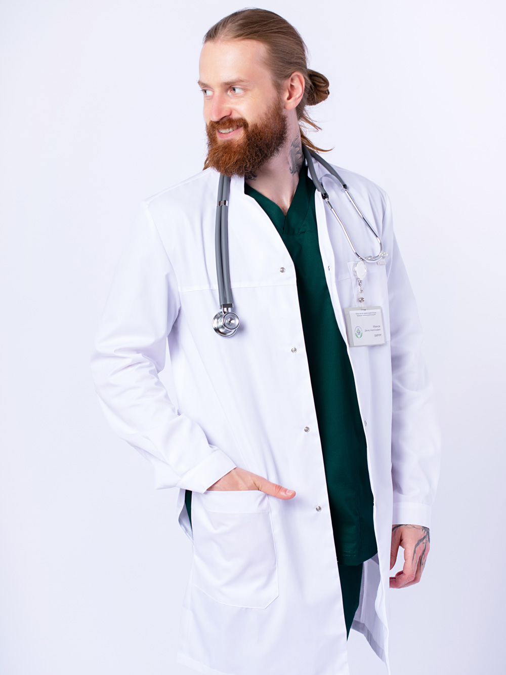 халат-медицинский-мужской-силуэт-на-кнопках-доктор-стиль-7