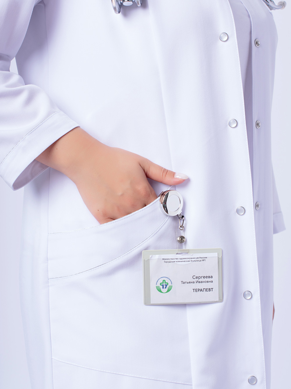 халат-медицинский-женский-досктор-стиль-белый-с-карманами-на-клёпках-6