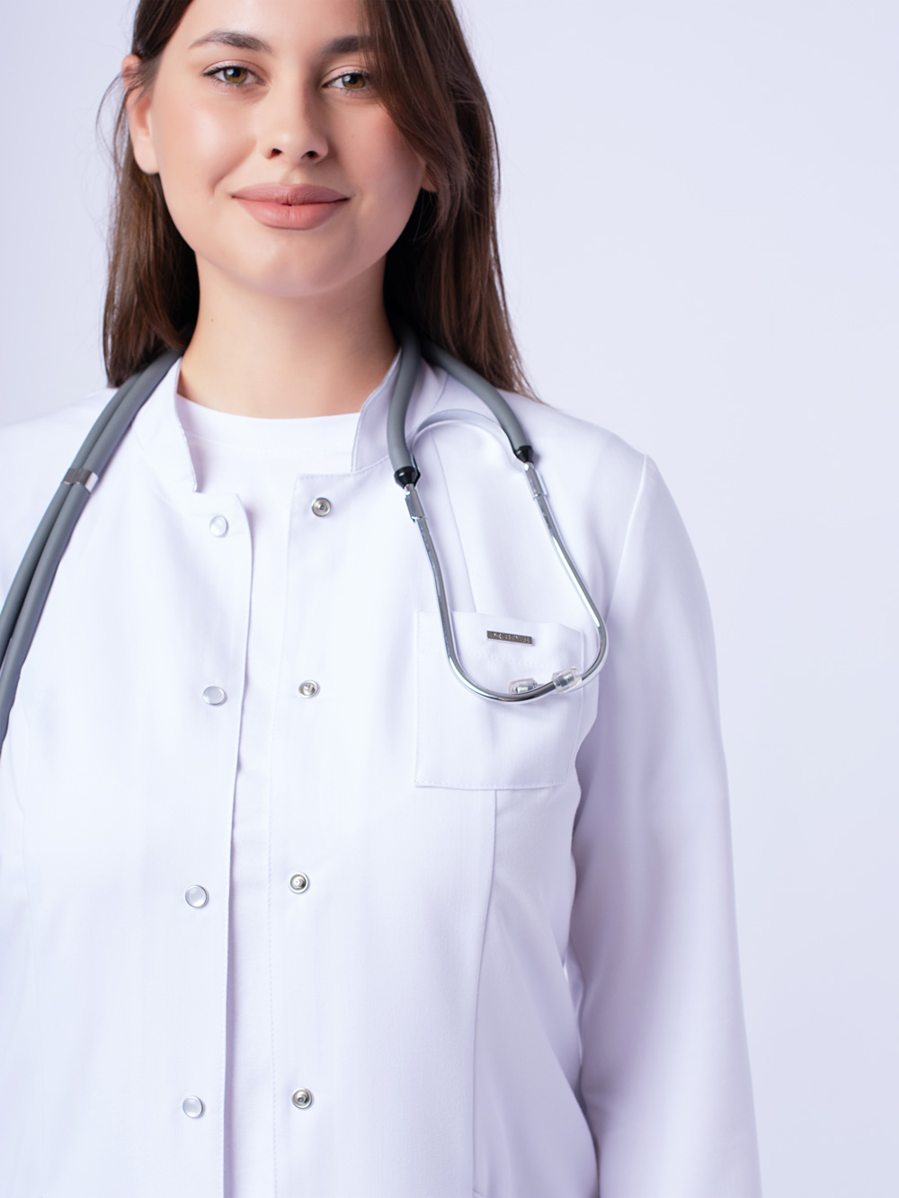 халат-медицинский-женский-досктор-стиль-белый-с-карманами-на-клёпках-9