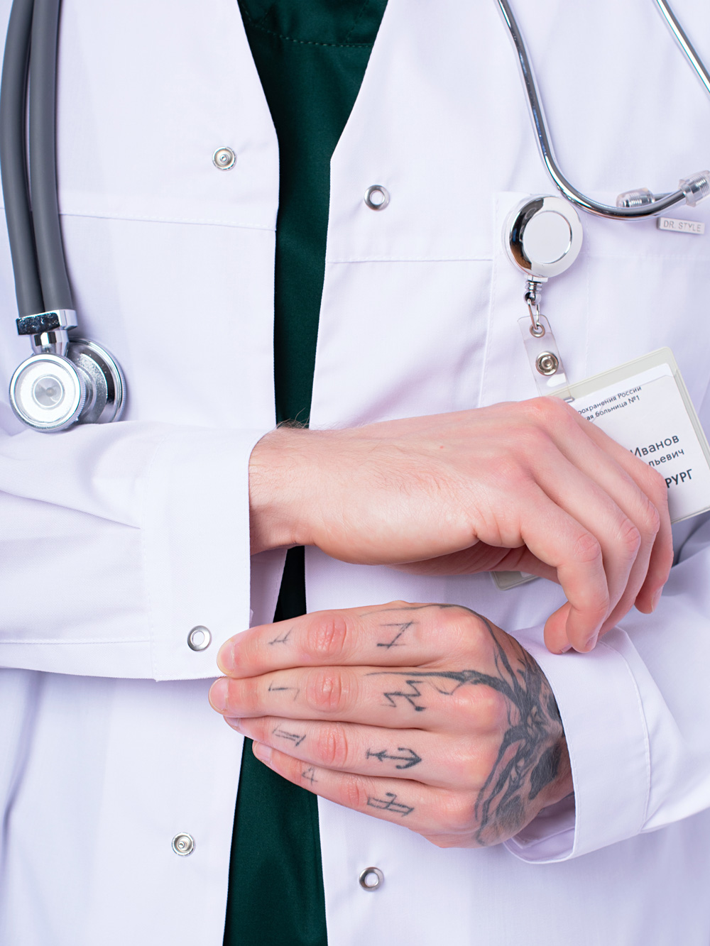 халат-медицинский-мужской-силуэт-на-кнопках-доктор-стиль-4