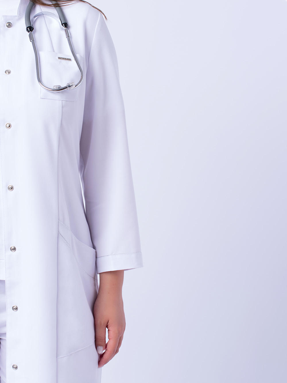 халат-медицинский-женский-досктор-стиль-белый-с-карманами-на-клёпках-7