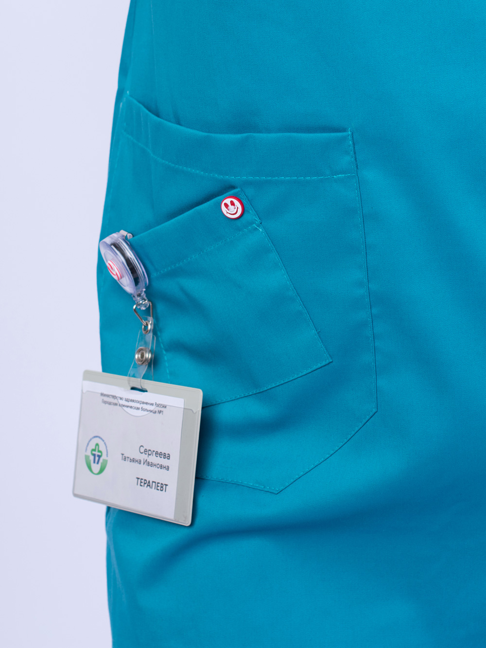 блуза-медицинская-удлиненная-цвет-морской-волны-голубая-рубашка-с-карманами-женская-доктор-стиль-4