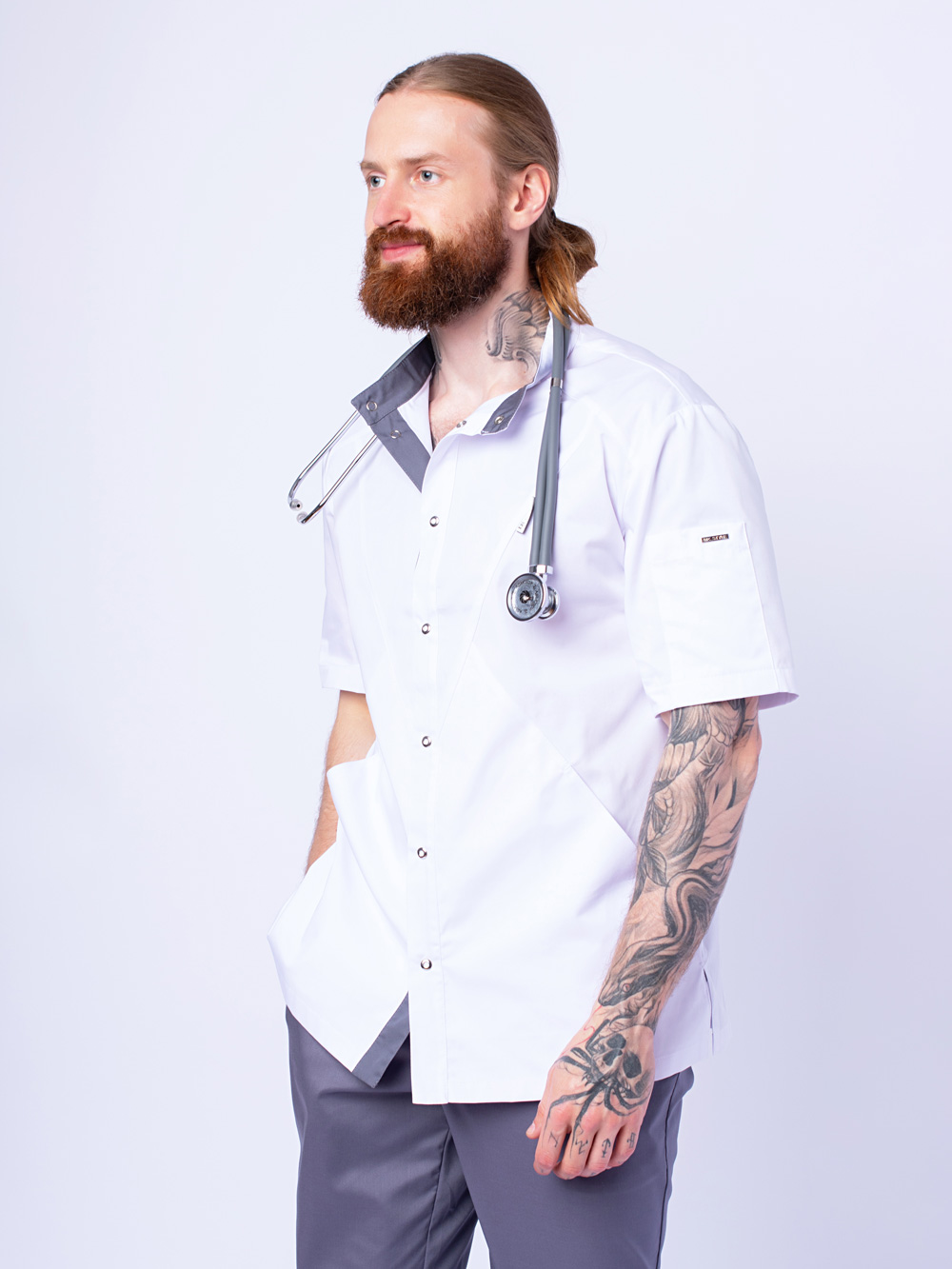блуза-медицинская-рубашка-белая-мужская-на-клепках-доктор-стиль-6