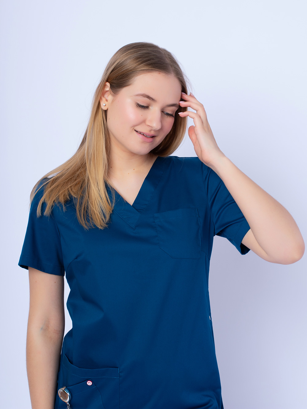 блуза-медицинская-удлиненная-голубая-рубашка-с-карманами-женская-доктор-стиль-3