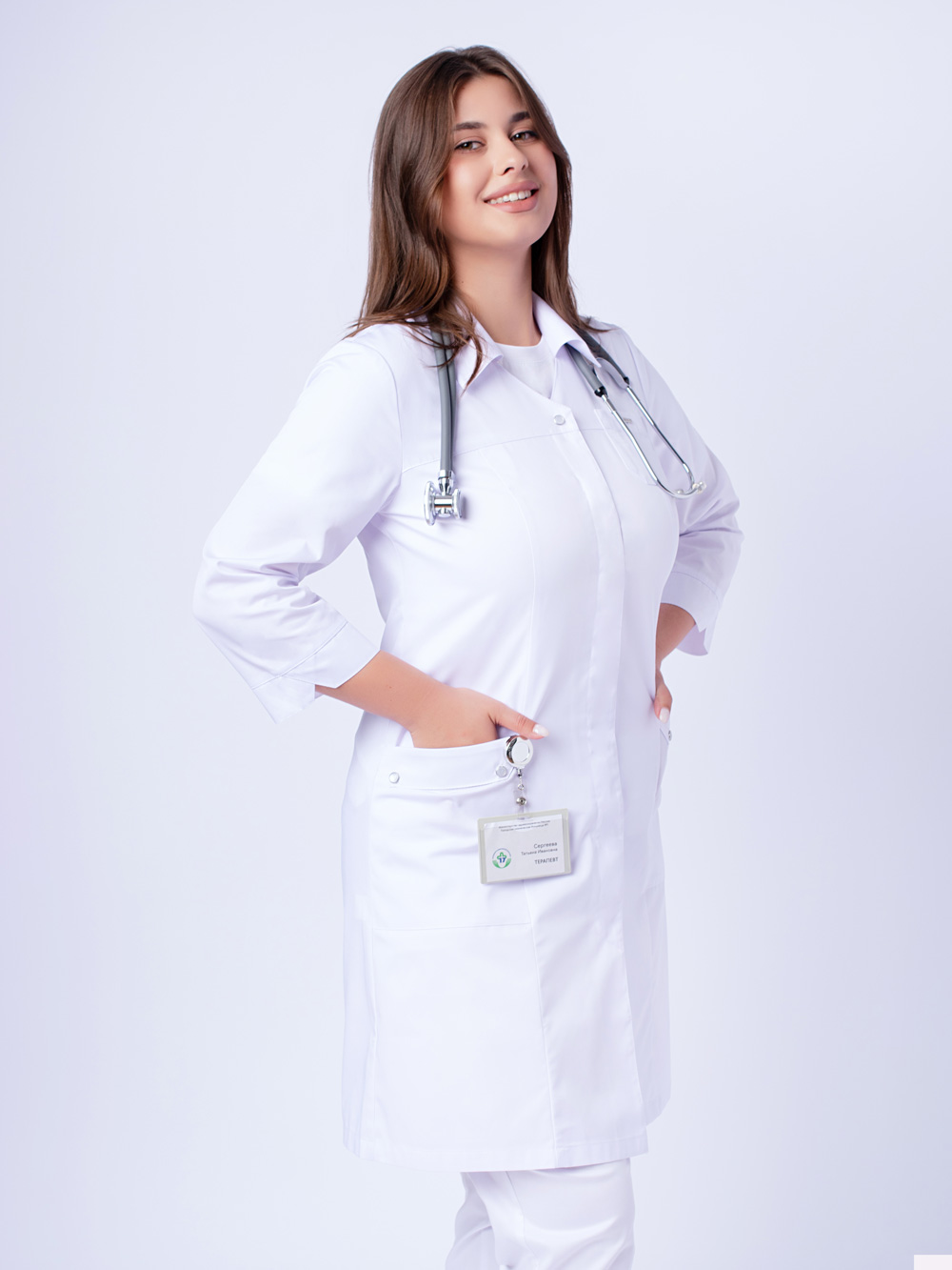 халат-медицинский-доктор-стиль-женский-белый-с-карманами-на-клёпках-4