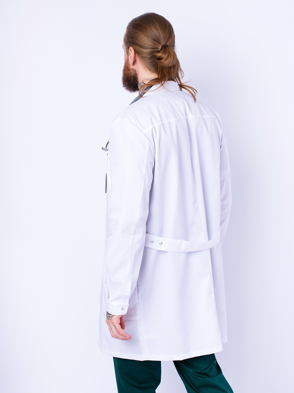 халат-медицинский-мужской-силуэт-на-кнопках-доктор-стиль-3