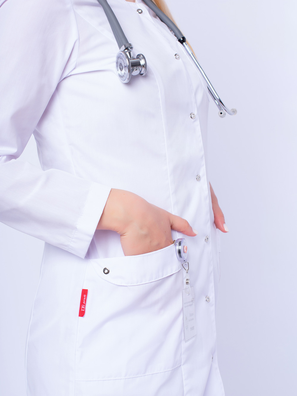 халат-медицинский-женский-доктор-стиль-белый-с-карманами-на-кнопках-лето-6