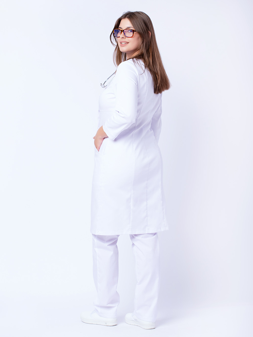 халат-медицинский-женский-двубортный-на-пуговицах-доктор-стиль-белый-4