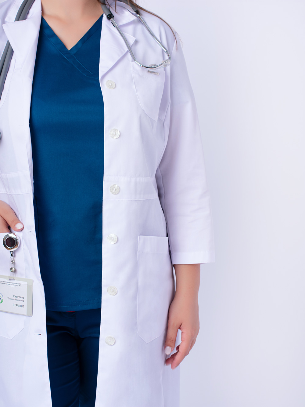 халат-медицинский-женский-с-карманами-на-пуговицах-доктор-стиль-белый-8