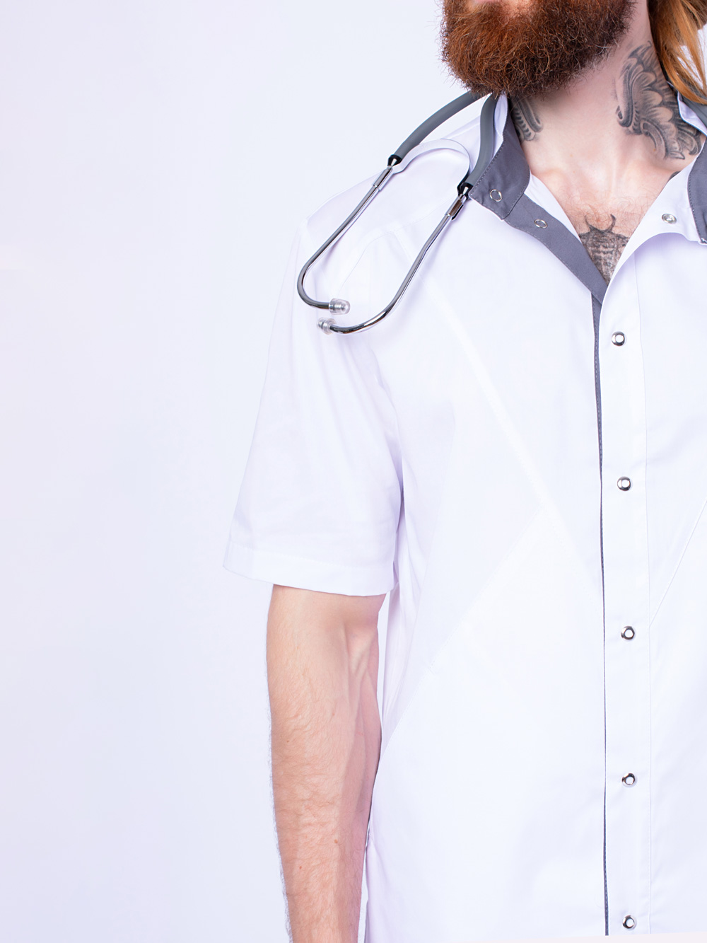 блуза-медицинская-рубашка-белая-мужская-на-клепках-доктор-стиль-7