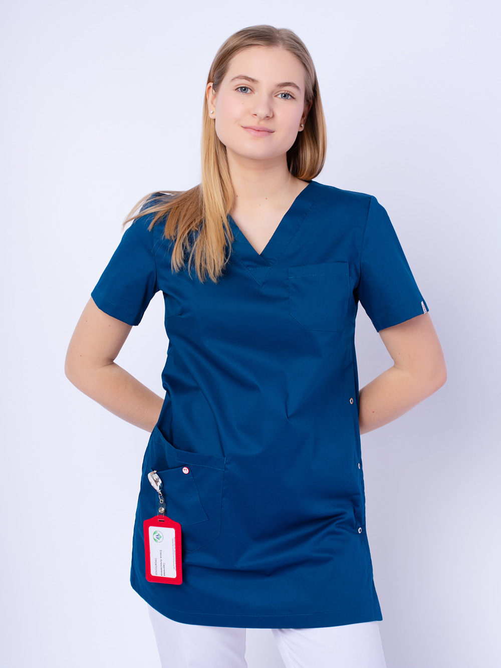 блуза-медицинская-удлиненная-голубая-рубашка-с-карманами-женская-доктор-стиль-4