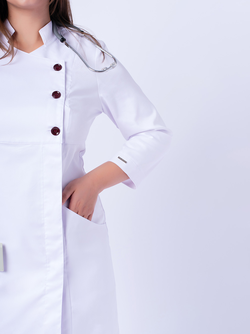 халат-медицинский-женский-двубортный-на-пуговицах-доктор-стиль-белый-3