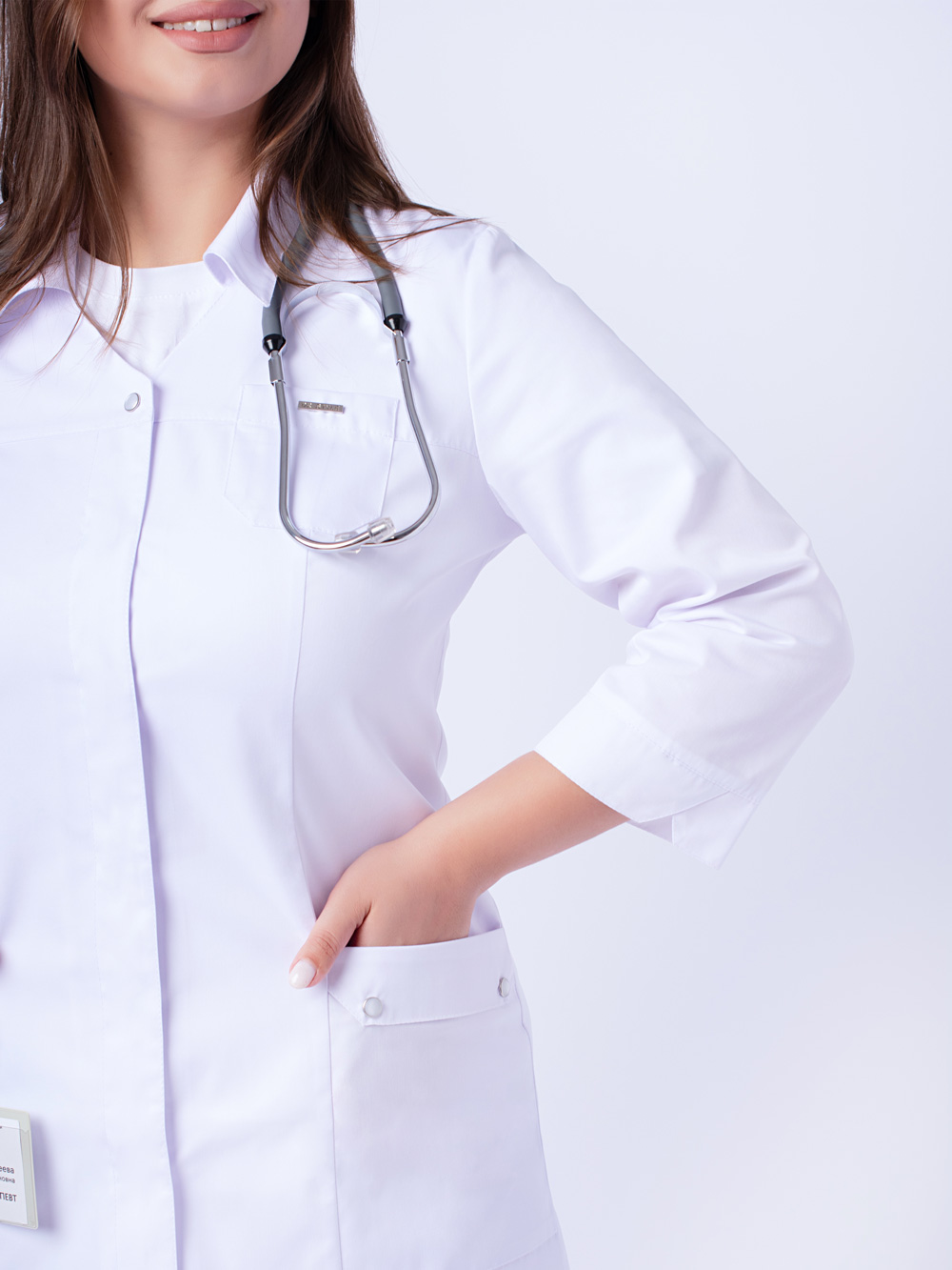 халат-медицинский-доктор-стиль-женский-белый-с-карманами-на-клёпках-7