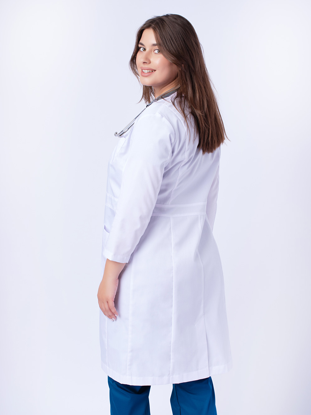 халат-медицинский-женский-с-карманами-на-пуговицах-доктор-стиль-белый-2